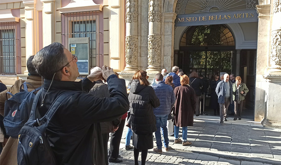 Visitantes esperan para acceder a la exposición de Montañés en el Museo de Bellas Artes de Sevilla.